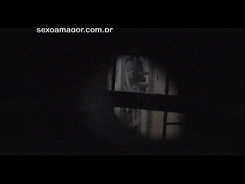 ❤️ Lourinho é secretamente filmado por um voyeur de bairro escondido atrás de tijolos ocos ❌ Porno real em nós ❤